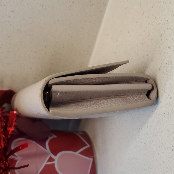 LOUIS VUITTON pebbled leather wallet - Picture 3 of 10